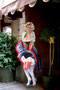 Werbeständer in Lebensgröße (Life Size Cardboard Cutout Standup) mit Marilyn Monroe im Dirndl vor einem Trachtengeschäft in der Altstadt von Brixen am Eisack, Autonome Provinz Bozen-Südtirol. Farbdiapositiv 24 x 36 mm; © Johann G. Mairhofer 1989.