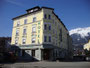 Hotel "Alt-Pradl", ein viergeschoßiges Eckhaus mit dreigeschoßigem Eckerker errichtet im Stil der Neorenaissance des Historismus in der Pradler Straße 8 in Pradl, Stadtgemeinde Innsbruck. Digitalphoto; © Johann G. Mairhofer 2013.  Inv.-Nr. 1DSC05994