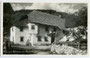 Ansitz Baumgarten, heute Oberschule für Landwirtschaft in Obervintl, Gemeinde Vintl im Unterpustertal, Alto Adige (heute Autonome Provinz Bozen-Südtirol). Gelatinesilberabzug 9 x 14 cm; Verlag Joh. F. Amonn, Bozen um 1930.  Inv.-Nr. vu914gs00150