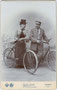 Paar mit Fahrrädern in zeitgenössischer Radsportkleidung. Gelatinesilberabzug auf Untersatzkarton 16,6 x 10,8 cm. Impressum: K. u. K. Kammerfotograf Frid(olin). Arnold, Landhausstraße (heute Meraner Straße) 7, Innsbruck nach 1896.  Inv.-Nr. vuCAB-00052