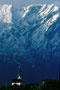 Filialkirche zum Hl. Johannes dem Täufer in Kleinsöll, Gemeinde Breitenbach am Inn vor dem Pendlingzug in den östlichen Brandenberger Alpen. Farbdiapositiv 24 x 36 mm; © Johann G. Mairhofer 1977.  Inv.-Nr. dc135kd5073.03_13