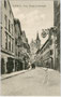 Franz-Josef-Straße in Schwaz, Tirol mit der 1900 gegründeten Städt. Handelsschule (links) gegen die Pfarrkirche Mariä Himmelfahrt. Heliogravüre 9 x 14 cm; Impressum: Photographie & Verlag G(eorg). Angerer, Schwaz um 1905.  Inv.-Nr. vu914hg00057