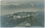 Grand Hotel „Iglerhof“ in der Gemeinde Igls (1942 nach Innsbruck eingemeindet worden) gegen die Nordkette. Gelatinesilberabzug 9 x 14 cm; Alpiner phot(ographischer). Verlag J. M. Peters, Innsbruck; postalisch befördert 1909.  Inv.-Nr. vu914gs00331