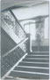 Gegenläufige Treppe mit Podest und schmiedeeisernem Treppengeländer im Widum (ehem. Ansitz Ehrentreitz), Gde. Mühlau (ab 1940 Stadt Innsbruck), Schlossfeld 2. Gelatinesilberabzug 9 x 14 cm; A. Stockhammer, Hall i.T. 1909.  Inv.-Nr. vu914gs00499