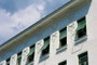 Fassadendekor am Zinshaus im Sezessionsstil (Entwurf: Josef Mayr) im Stadtteil Saggen, Stadtgemeinde Innsbruck, Conradstraße 6 Ecke Gutenbergstraße. Farbdiapositiv 24 x 36 mm; © Johann G. Mairhofer 1998.  Inv.-Nr. dc135ag409.2_25