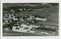 Areal der Kundler Brauerei (gegr. 1658, danach wechselnde Besitzer, eingestellt 1949) im Ansitz Hocholtingen (heute Sandoz GmbH) in Kundl, Bzk. Kufstein, Tirol. Gelatinesilberabzug 9 x 14 cm; Luftaufnahme von 1937.  Inv.-Nr. vu914gs00410