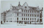 „Wilten – Neues Schulhaus“ der Neorenaissance 1901 als Mädchenvolksschule errichtet (Planung: Max Haas) in Innsbruck-Wilten, Franz-Fischer-Str. 38, 1945 zerbombt. Gelatinesilberabzug 9 x 14 cm; F. Gratl, Innsbruck 1903.  Inv.-Nr. vu914gs00005
