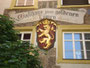 Wirtsschild über dem Portal vom Gasthaus „zum Löwen“ in Hall in Tirol, Mustergasse 3, Gbz. Hall in Tirol, Bzk. Innsbruck-Land, Tirol. Digitalphoto; © Johann G. Mairhofer 2013.  Inv.-Nr. 1DSC07292