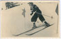 "1. im Slalom in Kühtai von Skischule Kühtai - Rosmarie Proxauf, Innsbruck, Falkstraße 9". Gelatinesilberabzug 9x14cm; Anonymus/-a um 1930.  Inv.-Nr. vu914gs00235