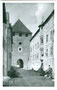 Malser Tor und Palais Schlandersberg, erbaut um 1600 mit klassizistischer Fassade von um 1800 in Glurns im Vinschgau, Südtirol. Gelatinesilberabzug 9 x 14 cm; Verlag J. F. Amonn S.A., Bozen-Meran 1930.  Inv.-Nr. vu914gs00164