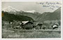 Gasthof Pension „Silbermayr“ mit Dependance beim Zillertalbahnhof in Fügen, Bzk. Schwaz, Tirol gegen Rofan. Gelatinesilberabzug 9 x 14 cm; Impressum: Foto-Verlag Oskar Kreibich, Schwaz; postalisch befördert 1939.  Inv.-Nr. vu914gs00564