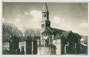 Pfarrkirche Mariä Empfängnis (Neoromanik, Arch. Josef Schmitz, Nürnberg, 1905-1908) und Leitgebschule von 1908 in Innsbruck-Pradl, Pradler Str. 27 bzw. Pradler Pl. 8. Gelatinesilberabzug 9 x 14 cm; Rich. Müller, Innsbruck 1913.  Inv.-Nr. vu914gs00689