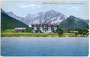 Hotel „Alpenhof“, errichtet im Heimatstil in Pertisau am Achensee, Gemeinde Eben, Bezirk Schwaz, Tirol. Photochromdruck 9 x 14 cm; Impressum: Robert Warger, Innsbruck; postalisch gelaufen 1923.  Inv.-Nr. vu914pcd00132