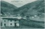 „Villa di Sarentino m. 999“ (Nordheim, Gemeinde Sarntal) mit einmontierter Abb. der Gemischtwarenhandlung Kröss. Lichtdruck 9 x 14 cm; Ed(izioni). Stab(ilimento). fot(ografico). Lorenz Fränzl, Bolzano, Alto Adige 1922.  Inv.-Nr. vu914ld00216