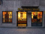 Geschäftslokal der Großbäckerei Ruetz, St. Anton am Arlberg in der Innsbrucker Altstadt, Herzog-Friedrich-Straße. Digitalphoto; © Johann G. Mairhofer 2012.  Inv.-Nr. 1DSC04492