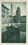 „Stiller Nachmittag“. Wohl Fischerboot am Pier im Hafen der ehem. Bezirkshauptstadt Riva (1868-1919), Gefürst. Grafsch. Tirol, heute Comunità Alto Garda e Ledro, Provincia di Trento. Heliogravüre 9 x 14 cm; Kilophot Ges.m.b.H., Wien 1920.  Inv.-Nr. vu914h