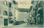 Vorderstadt beim Ansitz Pfleghof mit dem Jochberger Tor, rechts Ansitz der Grafen Lamberg in der Altstadt von Kitzbühel, Tirol. Lichtdruck 9 x 14 cm; Impressum: Josef Herold, Kitzbühel.  Inv.-Nr. vu914ld00022