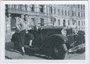 Junger Mann in Knickerbocker (Kniebundhosen) wohl mit seinem eigenen Cabriolet unbestimmtem Fabrikats am Adolf-Pichler-Platz in Innsbruck. Gelatinesilberabzug 6 x 9 cm; Privataufnahme um 1925.  Inv.-Nr. vu609gs00002