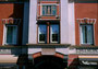 Mittelrisalit vom Welsberg-Schlössl, ehemals Gasthof „Oberrauch“ in Wilten, Stadtgemeinde Innsbruck, Leopoldstraße 35 um 2000. Farbdiapositiv 24 x 36 mm; © Johann G. Mairhofer um 2000.  Inv.-Nr. dc135fuRA679.1_22