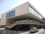Nach Plänen der Architekten Thomas Schnizer und Gerald Prenner 2005 fertiggestellte und eröffnete Volksschule Innere Stadt in Innsbruck, Angerzellgasse 12. Digitalphoto © Johann G. Mairhofer 2013.  Inv.-Nr. 1DSC05952
