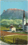 Dorfzentrum von Unterinn, Gemeinde Ritten mit Pfarrkirche St. Lucia  gegen den Schlern. Photochromdruck 9 x 14 cm; Impressum: Joh(ann). F(ilibert). Amonn, Bozen 1908.  Inv.-Nr. vu914pcd00264