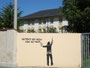 Palais Ferrari d'Occhieppo (Höhere Bundeslehranstalt für Wirtschaftl. Berufe (Ferrarischule) in Innsbruck-Dreiheiligen, Weinhartstr. 4 mit Stencil „Du bist am Ende was Du bist“ (Goethe-Zitat). Digitalphoto; © Johann G. Mairhofer 2012.  Inv.-Nr. 1DSC03906