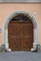Zweiflügeliges Haustor vom viergeschoßigen Haus Neustadt Nr. 1 mit zweigeschoßigem Polygonalerker in fünfachsiger Fassade in Sterzing, Bez.gem. Wipptal, Auton. Prov. Bozen-Südtirol. Digitalphoto, © Johann G. Mairhofer 2019.  Inv.-Nr. 2DSC07328