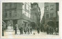 Korporierte Studenten beim Couleurbummel am Obstplatz in Bozen im Rahmen einer Stiftungsfahrt anlässlich eines Stiftungsfestes. Heliogravüre 9 x 14 cm, postal. befördert 31.8.1916. Aufnahme: Gerstenberger & Müller, Bozen.  Inv.-Nr. vu914hg00001