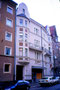 Fünfgeschoßiges Mehrparteienwohnhaus mit Fassade nach Vorbild des Wiener Jugendstils in Wilten, Sonnenburgstraße 2, Stadtgemeinde Innsbruck. Farbdiapositiv 24 x 36 mm; d© Johann G. Mairhofer um 1995. Inv.-Nr. dc135fuRD147.1_03