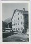 Omnibus der Österreichischen Post- und Telegraphenverwaltung beim ehemaligen Gasthof "zum Goldenen Löwen" in St. Johann in Tirol, heute Seniorenresidenz. Gelatinesilberabzug 4,5 x 6 cm ohne Impressum (Amateuraufnahme) um 1935.  Inv.-Nr. vu456gs00001