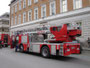 Magirus DLK 23-12 NB (Drehleiter 30m) mit Korb der Freiwilligen Feuerwehr Hötting, Stadtgemeinde Innsbruck in der Fallmerayerstraße beim Landesgerichtsgebäude, Innere Stadt. Digitalphoto; © Johann G. Mairhofer 2014.  Inv.-Nr. 2DSC00971