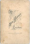 Rückseitenaufdruck von Inv.-Nr. vuCAB-00018 (Burschen nach der Musterung). Albuminabzug auf Untersatzkarton 11 x 16,5 cm (Cabinetformat); Atelier Seb(astian). Herold, Kitzbühel um 1890.