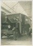 Chauffeur mit Omnibus der Österr. Saurer-Werke der Baujahre nach dem Ersten Weltkrieg. Gelatinesilberabzug 9 x 12 cm; rückseitig bez. "Roman c. 1934"  (wohl Amateuraufnahme).  Inv.-Nr. vu912gs00022