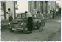 Viertürige Limousine Renault 4CV (Produktionszeitraum 1946-1961) mit 740ccm 4-Zylinder-Reihenmotor in einer Wohnhausanlage in Lienz, Tirol. Gelatinesilberabzug 6 x 9 cm, Amateuraufnahme 1956.  Inv.-Nr. vu609gs00032