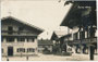 Ortsmitte der Stadttgemeinde (seit 1951) Wörgl, Bzk. Kufstein, Tirol mit u.a. Marktgemeindeamt (re.) und Gasthaus Schachtner (li.). Gelatinesilberabzug 9 x 14 cm; Aufnahme: Rud. Berger, Wörgl, postal. befördert 1929.  Inv.-N. vu914gs01246