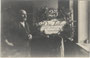 Dienstjubiläum nach 25 Jahren Unternehmenszugehörigkeit eines Werktätigen am 5. Mai 1920 (rückseitig handschriftlich datiert). Gelatinesilberabzug 9 x 14 cm (wohl Amateuraufnahme).  Inv.-Nr. vu914gs00817