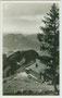 Die 1901 eröffnete Vorderkaiserfeldenhütte des DAV auf 1.388 m ü.A. im Kaisergebirge mit Blickrichtung auf Kufstein und den Pendling. Gelatinesilberabzug 9 x 14 cm ohne Urhebernachweis, postalisch befördert 1932.  Inv.-Nr. Vu914gs01129
