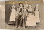 Bauernfamilie aus Kirchberg in Tirol oder Umgebung, Bezirk Kitzbühel, Tirol. Albuminabzug ca. 11,0 x 16,5 cm (Cabinetformat) mit Schere beschnitten worden. Stampiglie von Michael Lackner, Kirchberg in Tirol um 1880.  Inv.-Nr. vuCAB-00117