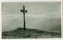 Gipfelkreuz auf dem Vorderen Sonnwendjoch (2.224 m.ü.A.), dem südöstlichen Ausläufer des Rofangebirges  mit Blick gegen Süden in das Zillertal. Gelatinesilberabzug 9 x 14 cm; Impressum: Ad. Künz, Anichstr. 32, Innsbruck um 1935.  Inv.-Nr. vu914gs00795
