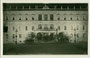 Fassade vom Landesmuseum Ferdinandeum im Stil der Neorenaissance in Innsbruck, Innere Stadt, Museumstraße 15 im Flutlicht. Gelatinesilberabzug 9 x 14 cm; Alpiner Kunstverlag Wilhelm Stempfle, Innsbruck um 1930.  Inv.-Nr. vu914gs01120