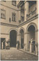Großer Hof vom Merkantilgebäude des Merkantilmagistrats (Handelsgericht) in der Laubengasse in Bozen, erbaut 1708-1716 (Arch. Francesco Perotto, Verona). Lichtdruck 9 x 14 cm; Verlag Johann Filibert Amonn, Bozen 1908.  Inv.-Nr. vu914ld00346