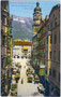 Mit Pferdefuhrwerken gesäumte Herzog-Friedrich-Straße in der Altstadt von Innsbruck von Süden gegen Burg Neuhof mit „Goldenem Dachl“ und die Nordkette. Photochromdruck 9 x 14 cm; Impressum: Robert Warger, Innsbruck 1912.  Inv.-Nr. vu914pcd00078