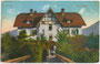 Im Heimatstil erbautes Hotel “Bahnhof” (heute dort ein Neubau vom Hotel “Linde”) vis à vis vom 1944 zerbombtem Stationsgebäude mit Bahnhofsrestauration in Wörgl. Photochromdruck 9 x 14 cm; Purger & Co., München um 1910.  Inv.-Nr. vu914pcd00125