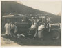 Reisegesellschaft (möglicherweise Schülerinnen und Lehrpersonal auf Maiausflug) mit Chauffeur in einem Autobus L 6 mit Rolldach der Automobilfabrik Perl AG, Wien-Liesing (1922 - 1954). Gelatinesilberabzug 9 x 12 cm, um 1930.  Inv.-Nr. vu912gs00024