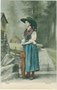 Junge Frau aus Mölten dem Tschögglberg in Südtirol. Farblichtdruck 9 x 14 cm; Aus der Bildserie "60 Originalaufnahmen von Bauern und Bäuerinnen - Tiroler Volkstracht Nr. 46". Impressum: Ernst Schmid, Innsbruck um 1905.  Inv.-Nr. vu914fld00052