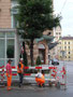 Tiefbauarbeiten in Wilten, Stadtgemeinde Innsbruck, Glasmalereistraße (Hotel "Neue Post") Ecke Maximilianstraße mit der Herz-Jesu-Kirche. Digitalphoto; © Johann G. Mairhofer 2012.  Inv.-Nr. 1DSC03768