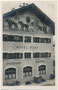 Hotel "Post" und Postamt mit vierspänniger Postkutsche im Fresko im Giebelfeld, heute „Postpassage“ in der Marktgemeinde Reutte, Untermarkt 15, Tirol. Gelatinesilberabzug 9 x 14 cm ohne Urhebernachweis, um 1930.  Inv.-Nr. vu914gs01186