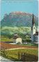 Dorfzentrum von Unterinn, Gemeinde Ritten, Gbz. und Bzk. Bozen, Gefürst. Grafsch. Tirol, heute Südtirol mit Pfarrkirche St. Lucia gegen den Schlern. Photochromdruck 9 x 14 cm; Impressum: Joh(ann). F(ilibert). Amonn, Bozen 1908.  Inv.-Nr. vu914pcd00264