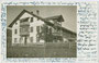 Bauernhof mit mit giebelseitigem Balkon über Glasveranda und traufseitig Veranda in Ober- und Dachgeschoß wohl in Schönberg im Stubaital. Gelatinesilberabzug 9 x 14 cm; ohne Impressum, um 1930.  Inv.-Nr. vu914gs00737