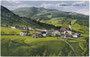 Jochberg im Leukental, Bzk. Kitzbühel, Tirol mit barocker Pfarrkirche St. Wolfgang von Kassian Singer (erbaut um 1750) von Süden. Photochromdruck 9 x 14 cm; Impressum: "Monopol", Kunst- u. Verlagsanstalt, München/Hall i.T. 1910.  Inv.-Nr. vu914pcd00349